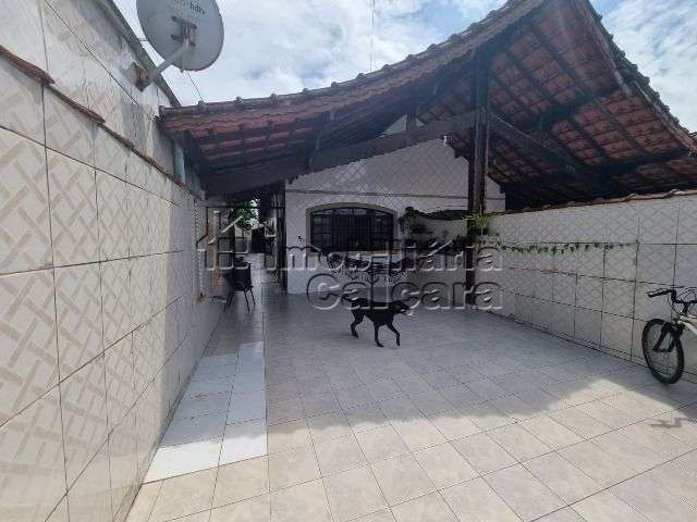 Casa com 03 dormitórios e piscina á 200 metros da praia!!!