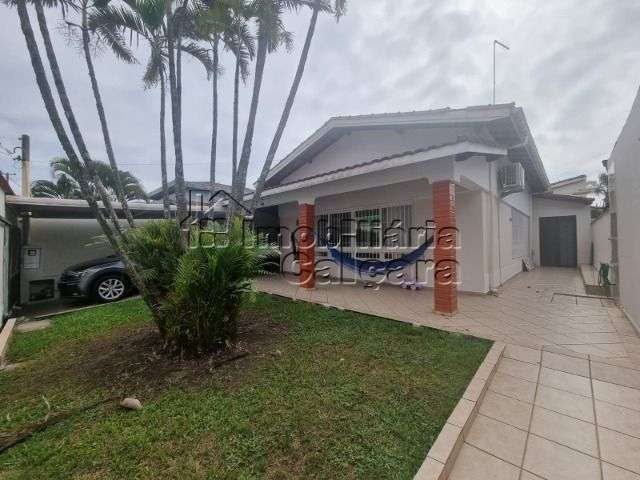 Casa á venda com piscina á 40 metros da praia!!!