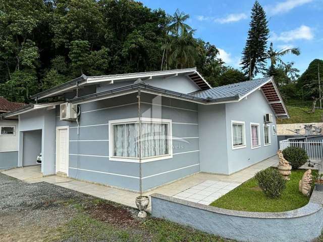 Excelente casa com piscina a venda no bairro Glória !!