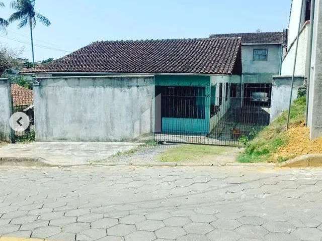 Casa Averbada com 3 quartos no Guanabara!