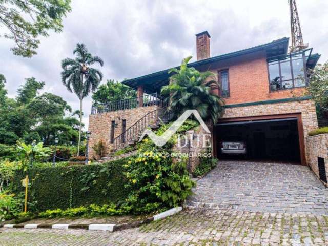 Casa tipo sobrado no Morro Santa Terezinha com 400m² de área construída.