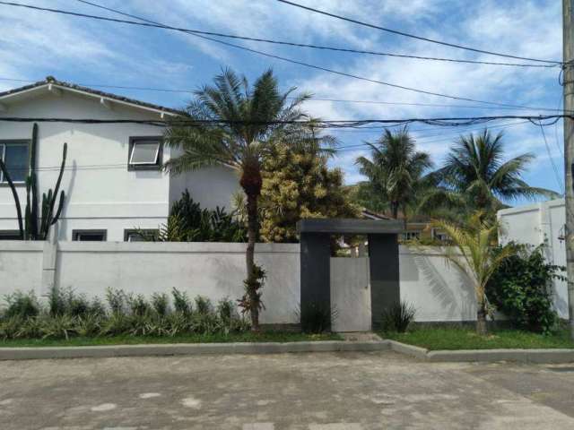 Vendo linda casa em Vargem Grande condomínio fechado.