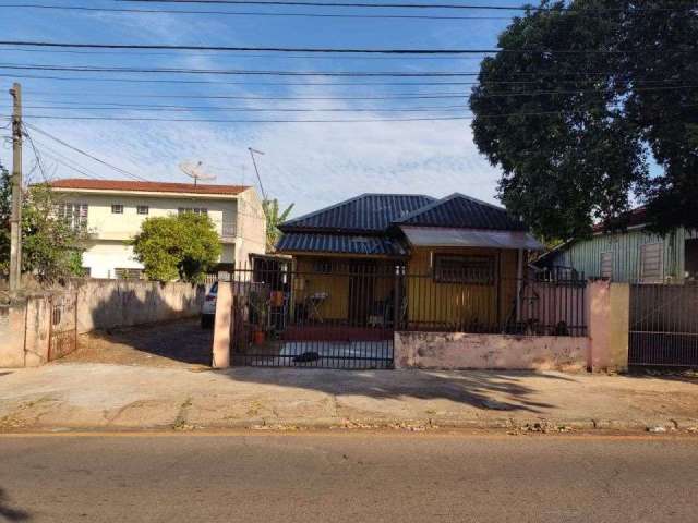 Terreno com casas de madeiras