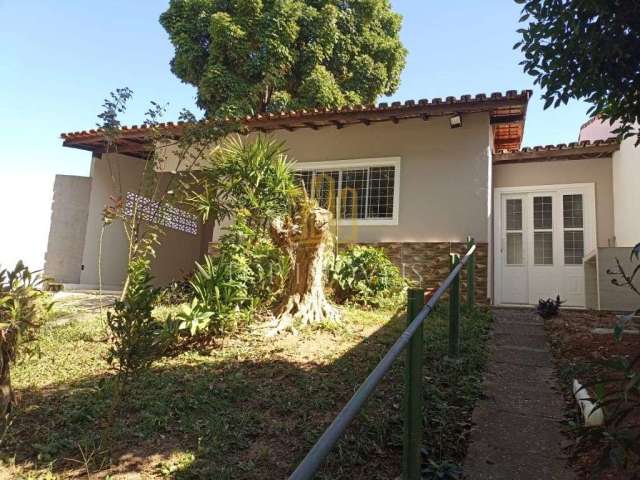 Linda Casa Totalmente Reformada, em um Bairro charmoso e tranquilo muito arborizado pra quem quer viver em meio a natureza e sofisticação.