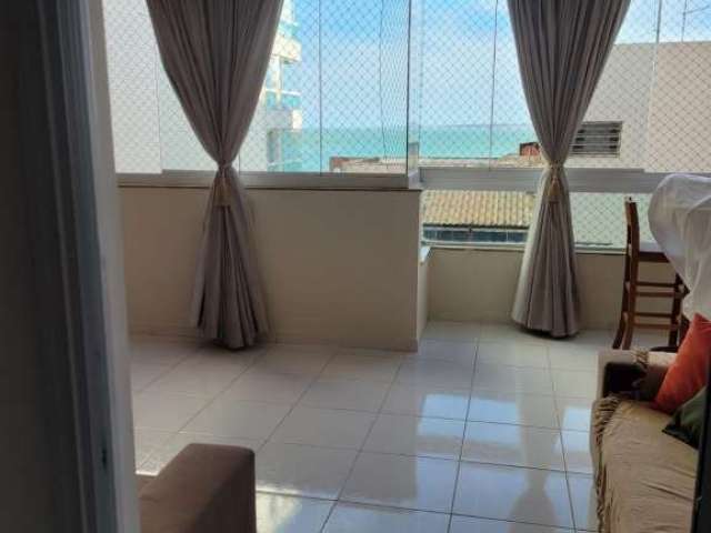 Apartamento à venda com vista mar, com dois quartos (1 suíte), varanda, sala de estar e jantar, área de serviço e 1 vaga de garagem e elevador.