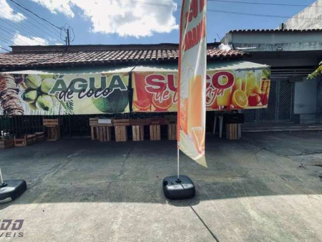 Casa comercial à venda, com ponto de frente para uma das principais avenidas da Praia do Morro, ainda conta com 6 suítes para locação de temporada.