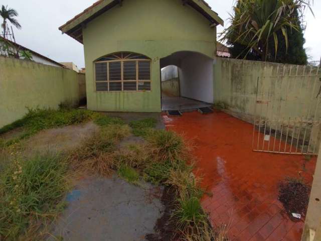 Casa em Tatuí, Alto Santa Cruz, 2 quartos, quintal, garagem 3 carros.