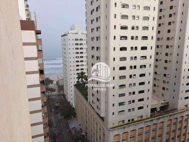 Cobertura Duplex com 3 dormitórios, sendo 1 suíte no Centro do Guarujá, uma quadra da praia com piscina e terraço.