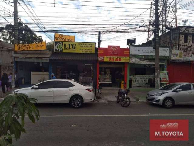 Terreno com salões e casas para vender.