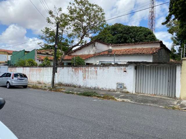 Vende  Casa ótima localização no bairro de Fátima