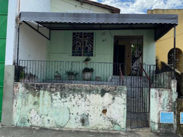 Vende casa com excelente localização