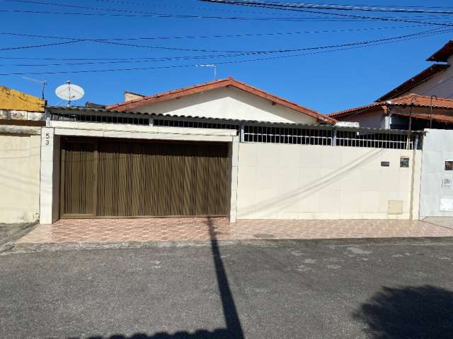 Vende excelente casa com ótima localização