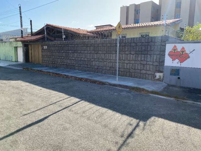 Vende excelente casa  em perfeito estádo de conservação