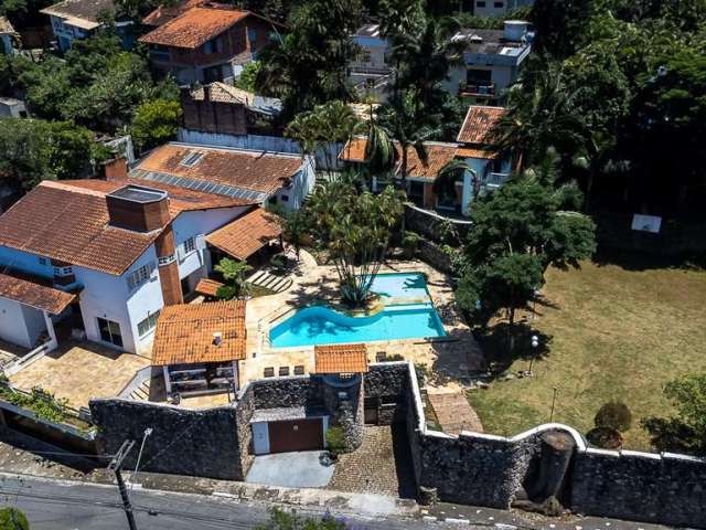 Casa tipo  para venda com 6 quartos, 708m²