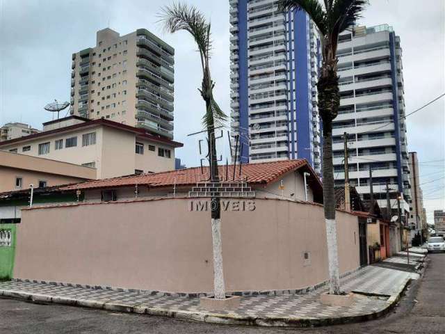 Casa com 2 dormitórios, sala com sanca, cozinha, banheiro, área de serviço, garagem.