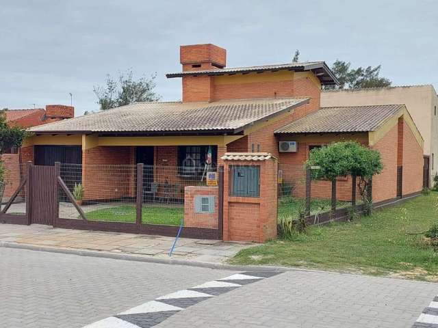 Casa com 4 quartos à venda na Flor De Liz, 438, Noiva Do Mar, Xangri-Lá por R$ 690.000