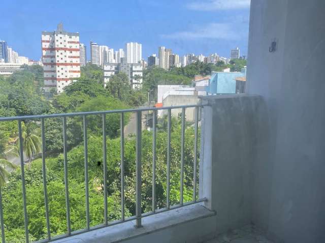 Vendo 3/4 + dependência frente à praça Ana Lúcia Magalhães