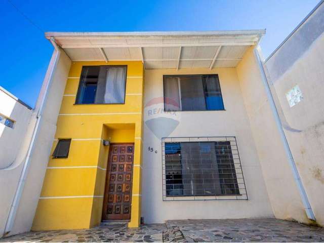 Casa com 3 dormitórios, 1 suíte, terraço com espaço gourmet, vaga para 3 carros, valor R$ 549.00,00 bairro Hauer - Curitiba Paraná