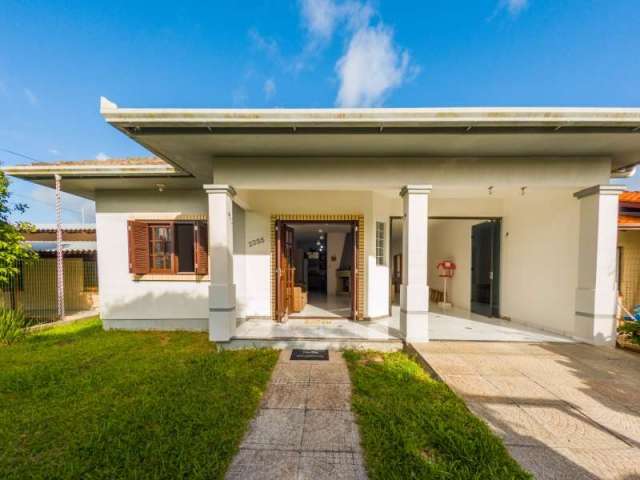 Casa com laje e piscina perto do mar em Nova Tramandaí