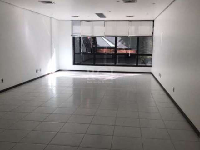 Sala comercial localizada no bairro Floresta com 57,86m². Imóvel com  banheiro e pisos em cerâmica. Imóvel com sol da tarde. Condomínio dispõe de porteiro eletrônico. Localizado na Rua Félix da Cunha 