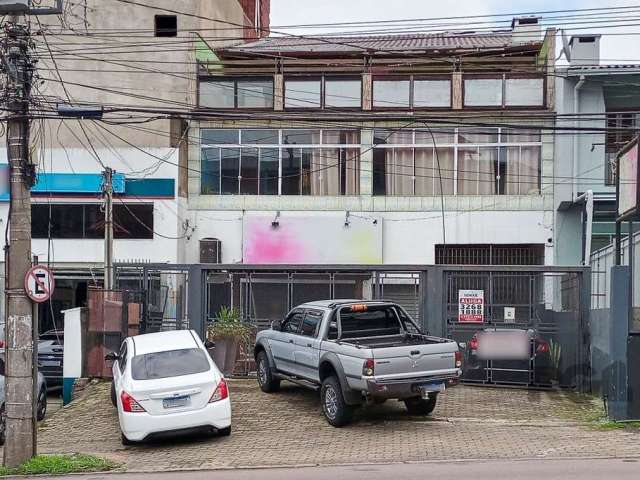 Ótima sala comercial com aproximadamente 150m² privativos, localizada no segundo pavimento, com banheiro social e estacionamento em frente ao local. Edifício localizado no bairro Glória, na Av. Oscar 