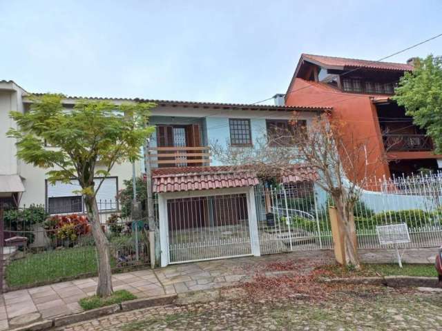 Ótima casa em estilo sobrado constituída por 2 pavimentos sendo no andar inferior  sala de estar e jantar, lareira, cozinha completa , lavabo, lareira, aquecedor de água, churrasqueira, hall de entrad