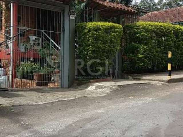 Casa em Teresópolis com 228 m de área construída, 3 dormitórios, 3 banheiros, 2 salas, , cozinha, lavanderia, churrasqueira, garagem para 3 carros.