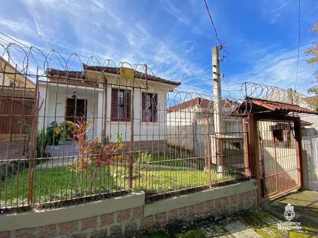 Quatro casas no mesmo terreno. Casa da frente, dois dormitórios, duas salas, banho, cozinha, ampla área com churrasqueira, terraço, garagem nos fundos.&lt;BR&gt;Segunda, um dor, sala, banho cozinha.&l