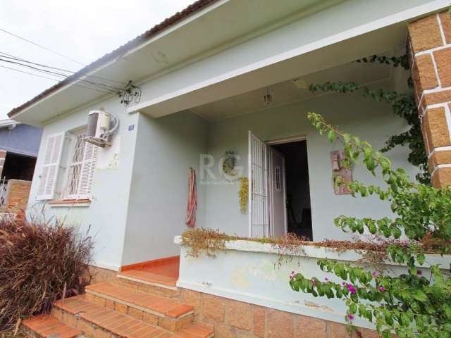 Ótima casa de 264m² reformada, com 03 dormitórios, banheiro social, sala de estar, sala integrada com cozinha, lavanderia, amplo pátio com piscina, quiosque com churrasqueira, banheiro auxiliar, vaga 