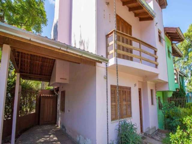 Vende ótima casa de esquina no Guarujá, com 3 pavimentos, 135,47m² privativos, sendo o primeiro andar com cozinha, living amplo, churrasqueira, segundo andar com 3 dormitórios sendo 1 suíte e terceiro