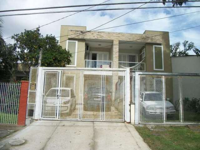 Vende lindo sobrado com 03 dormitórios sendo o do casal uma ampla suíte com sacada, garagem para 02 carros, gradil, living 02 ambientes, lavabo, cozinha sob medida, área de serviço, churrasqueira, um 