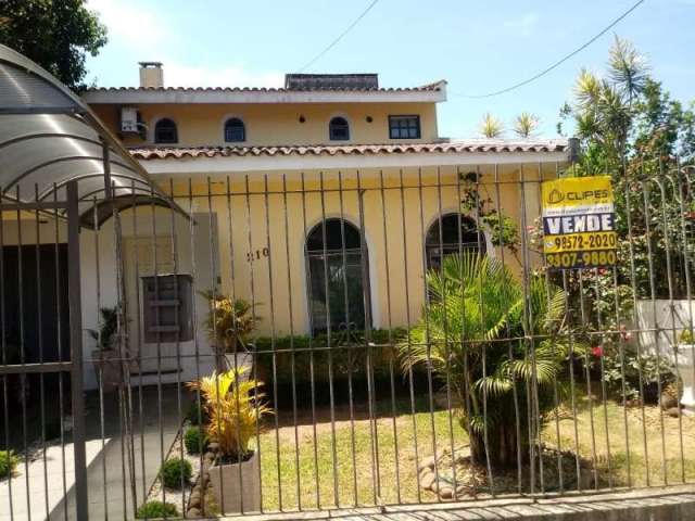 Vende bela casa no Bairro Teresópolis, com 3 suítes, salas amplas, cozinha mobilada, 5 banheiros, churrasqueira, pátio grande com piscina, garagem para 5 carros coberta, 1 garagem externa. Junto com C