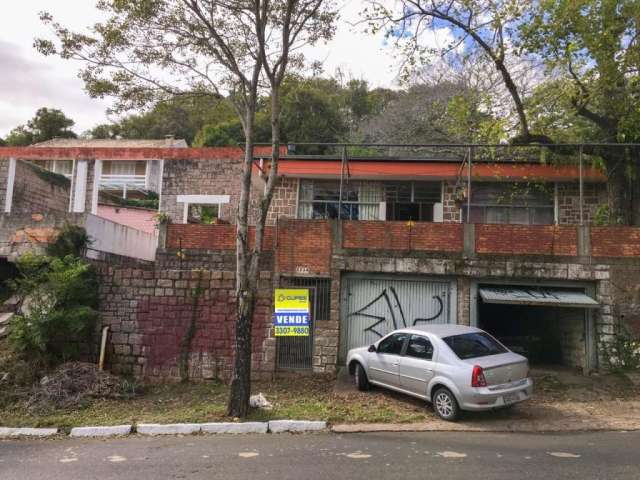 Excelente imóvel na Zona Sul de POA. Ótima localização com linda vista para o lago Guaíba. 2000m² de área de terreno e uma casa de 180m² com 3 dormitórios sendo uma suíte e 4 banheiros, e garagem cobe