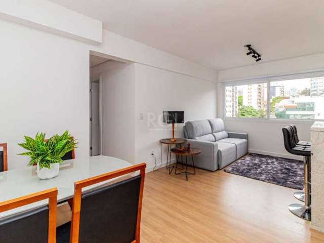 Apartamento mobiliado e decorado, localizado no bairro  Higienópolis, com 76,40m² no 8º andar. Imóvel com 03 dormitórios, sendo uma suite, sala de estar/jantar, cozinha completa, banheiro social, área