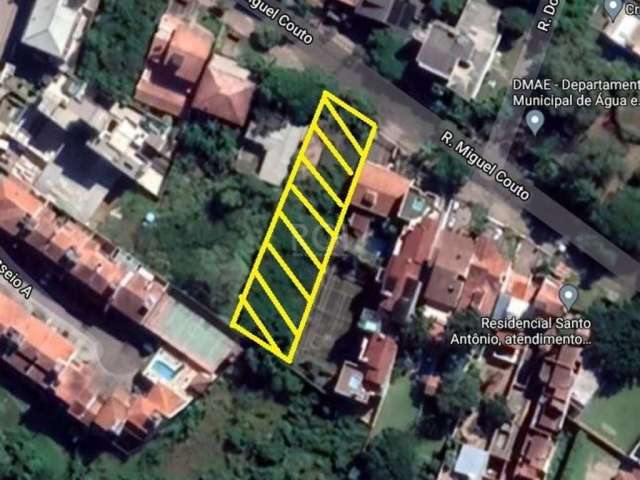 TERRENO no Bairro Menino Deus em Porto Alegre. Área total de 1.049m² com grande potencial de construção. Fácil acesso ao centro da cidade, zona sul e aeroporto.&lt;BR&gt;Estuda sua proposta...