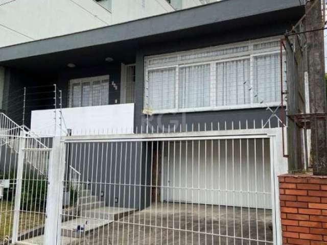 CASA DE 3 DORMITÓRIOS ,COM SUITE, 3 BANHEIROS,2 ANDARES.&lt;BR&gt;TERRENO COM 6,60X37,0, LOCALIZADA NO BAIRRO PETRÓPOLIS..&lt;BR&gt;VENHA CONHECER, VOCE IRÁ GOSTAR.