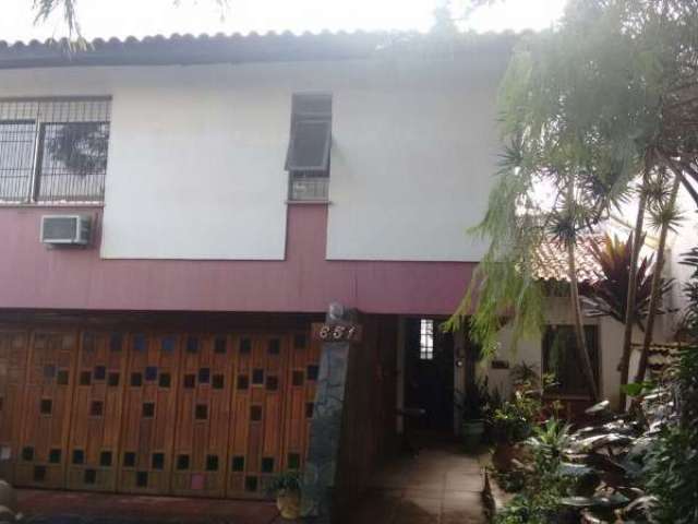 Casa 3 dormitórios, 1 suite com banheira de hidro, living para 3 ambientes, churrasqueira, 01 banheiro social, com cozinha, pátio, escritório, piscina, canil.&lt;BR&gt;garagem coberta para 02 carros, 