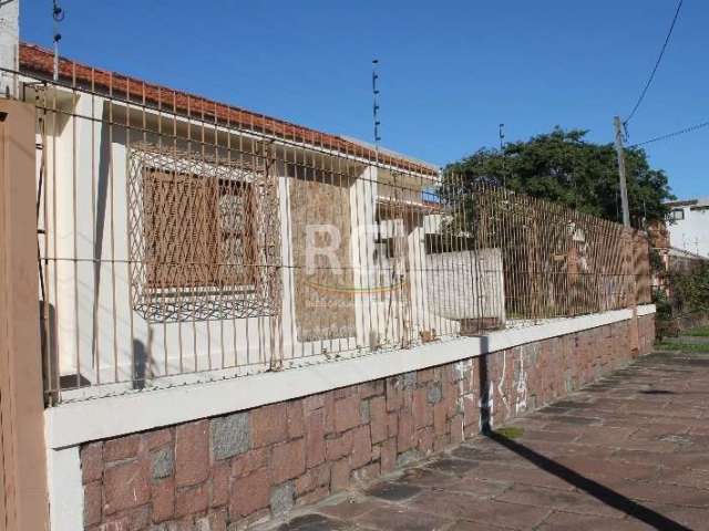 Casa térrea com excelente terreno medindo 18x55 com 3 dormitórios , living 03 ambientes com lareira , copa , banheiro social , banheiro auxiliar , espaço gourmet , área de serviço , garagem para no mí