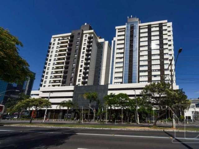 Sala comercial semi-mobiliada, localizada no polo jurídico e administrativo da cidade, composta de recepção, sala de atendimento, banheiro e cozinha. Piso em porcelanato, teto com rebaixamento em gess