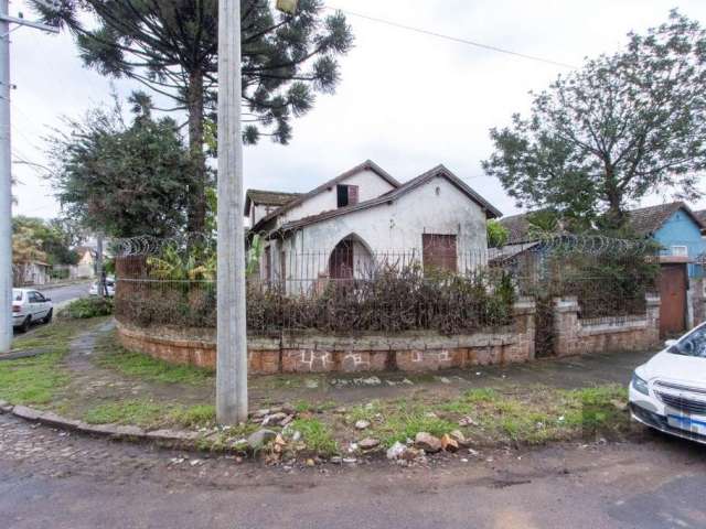 Casa em  excelente terreno medindo 17 X 26, sobrado com 5 dormitórios, sendo no térreo amplo living 3 ambientes, sala de estar, circulação, 2 dormitórios, um dos quais é suíte, cozinha, garagem fechad