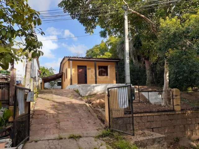 Casa à venda em Belém Novo, Porto Alegre. Com 2 dormitórios, 3 vagas de garagem e área total de 430m². Localizada na Rua Dr. Cecílio Monza, esta casa possui infraestrutura de frente a fundos. Aproveit