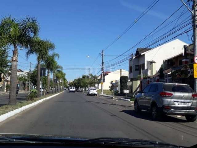 Terreno com   dimensões de  10 x 30= 300m², murado dos dois lados.&lt;BR&gt;Em frente a uma praça. &lt;BR&gt;A rua do lote e sem saída Características positivas : &lt;BR&gt;? Rua sem saída &lt;BR&gt;?