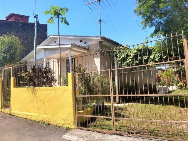 Casa à venda na Vila Nova, Porto Alegre&lt;BR&gt;Ótima oportunidade de compra! Casa à venda localizada na rua Hulda Scherer, na Vila Nova em Porto Alegre. O imóvel possui 2 dormitórios, 1 banheiro e 4