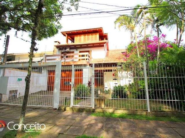 Ótimo sobrado com 3 suítes, sendo 2 deles com sacada e sótão, usado como escritório. sala de estar íntimo com terraço, 3 vagas de garagem, sendo 2 cobertas, hall,  lavabo, sala de estar intimo na part