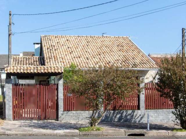 Excelente casa Térrea em bairro novo, com patio e muitas arvores frutiferas, e lugar para colocar piscina se preferir.&lt;BR&gt;Amplo  iving para dois ambientes, tres dormitorios  sendo um suite, cozi