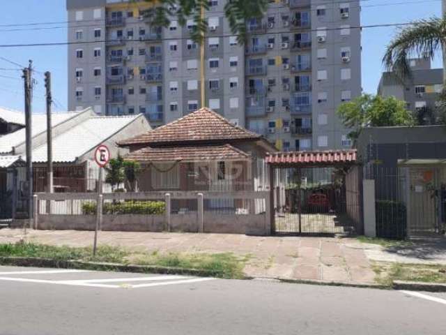 Excelente terreno no bairro Tristeza, medindo 11x40, totalmente plano.&lt;BR&gt;Próximo à todas às conveniências do bairro.Venha conhecer