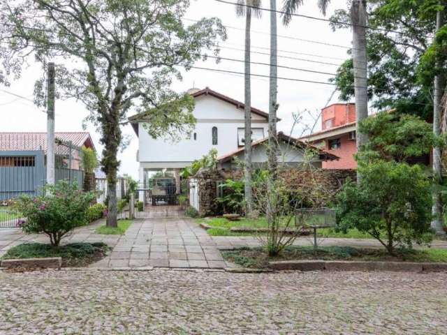 Casa a venda na rua Coroados, no bairro Vila Assunção. Estilo modernista da década de 70, com 256m² e terreno com 650m². Ambientes amplos, orientação solar em todos os cômodos e ventilação cruzada dev