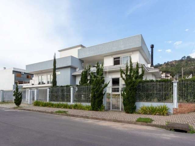 Excelente casa de esquina no Bairro Guarujá, zona sul de Porto Alegre. Ótima orientação solar manhã e tarde, circulação de ar e iluminação naturais. Pavimento superior com 4 quartos sendo 3 suítes, su