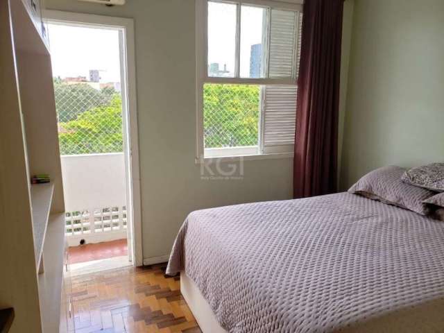 Impecável apartamento totalmente reformado, mobiliado, 90m² privativos, de frente, composto de 2 dormitórios, living 2 ambientes, copa/cozinha montada, dependência de empregada e banho auxiliar. Entra