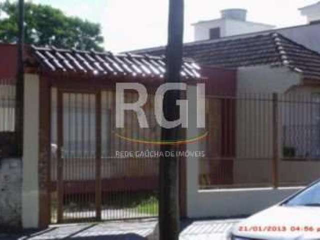 NA RUA ANGELO BARCELOS &lt;BR&gt;OTIMA CASA TÉRREA, com 180m²,  com 3 dormitórios, apartamento completo nos fundos, churrasqueira e garagem para 3 carros coberta, em terreno 9,90 x 39,60m.&lt;BR&gt;&l